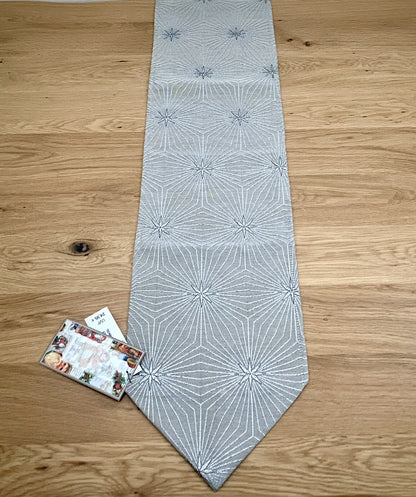 Apelt Jaquard Weihnachts-Tischband Sterne Grau Silber 21x175cm