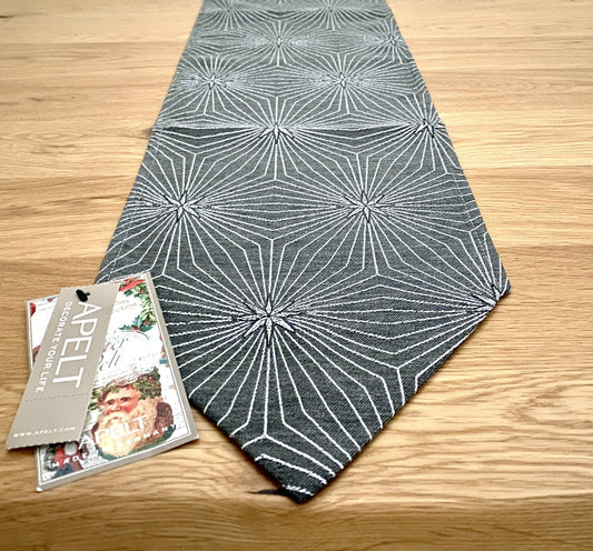 Apelt Jaquard Weihnachts-Tischband Sterne Anthrazit Silber 21x175cm